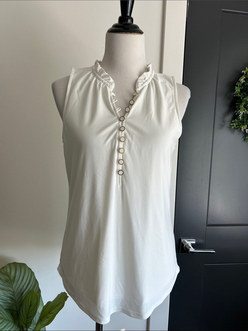 🌹 M off white stretchy Sleeveless Ruffle Neck Blouse with gold trim buttons